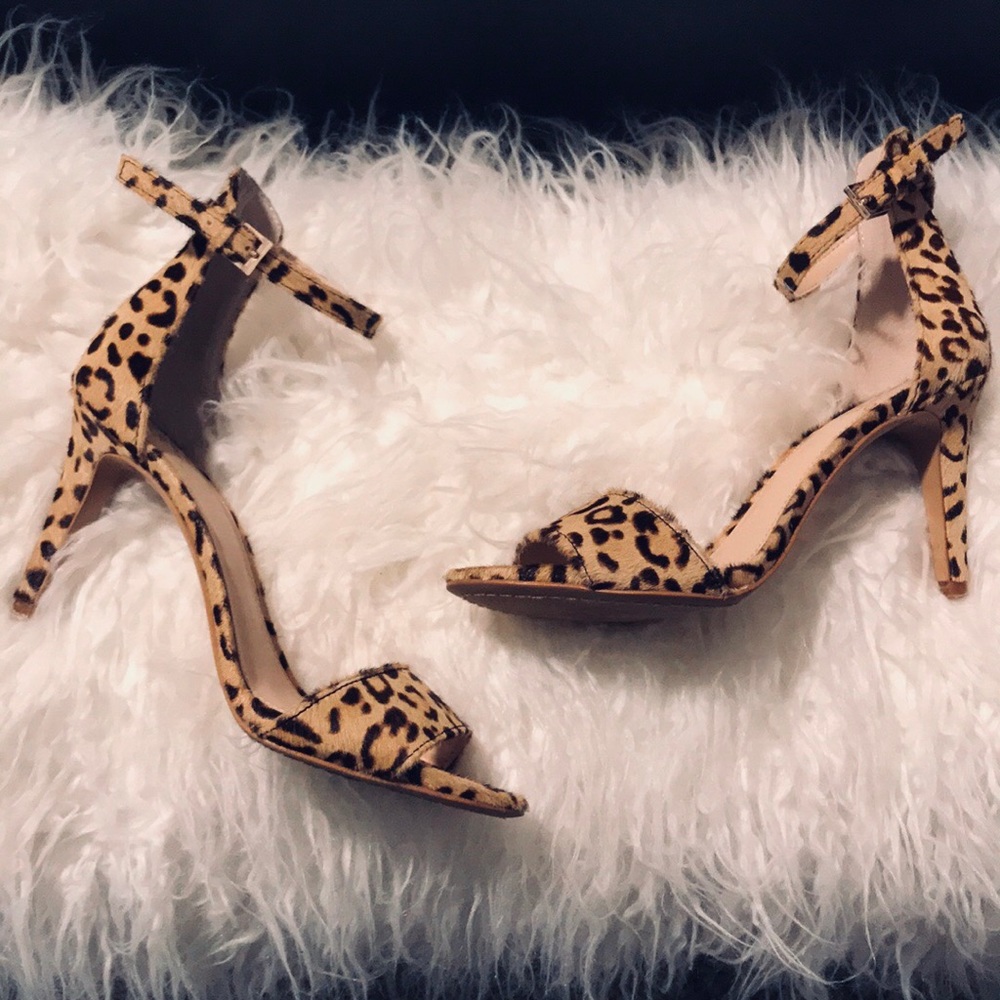 VINCE CAMUTO LEOPARD PRINT HEEL